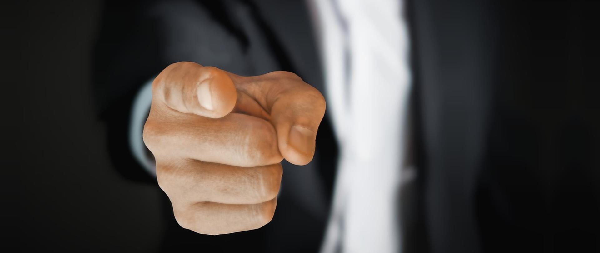 Ręka wskazująca na idealnego kandydata do pracy w DWRMNiE