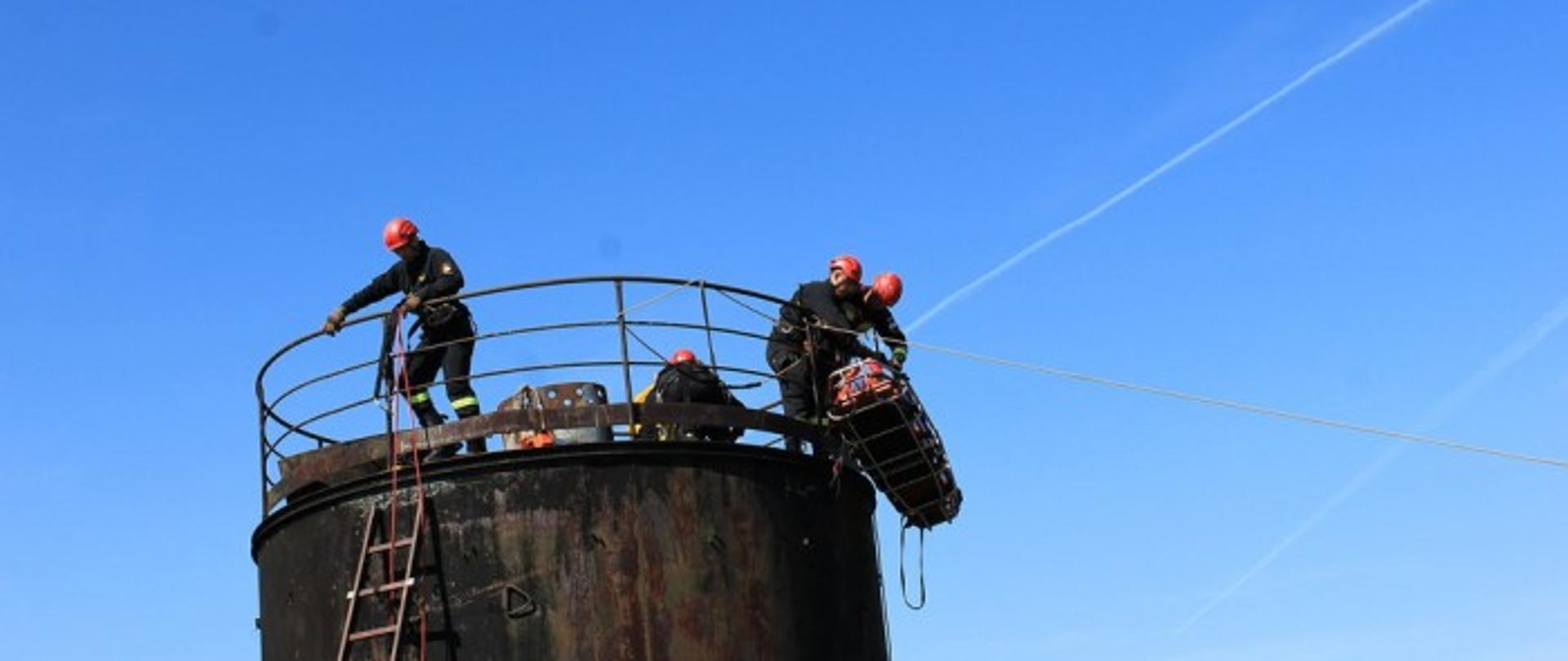 Ćwiczenia z ratownictwa wysokościowego.