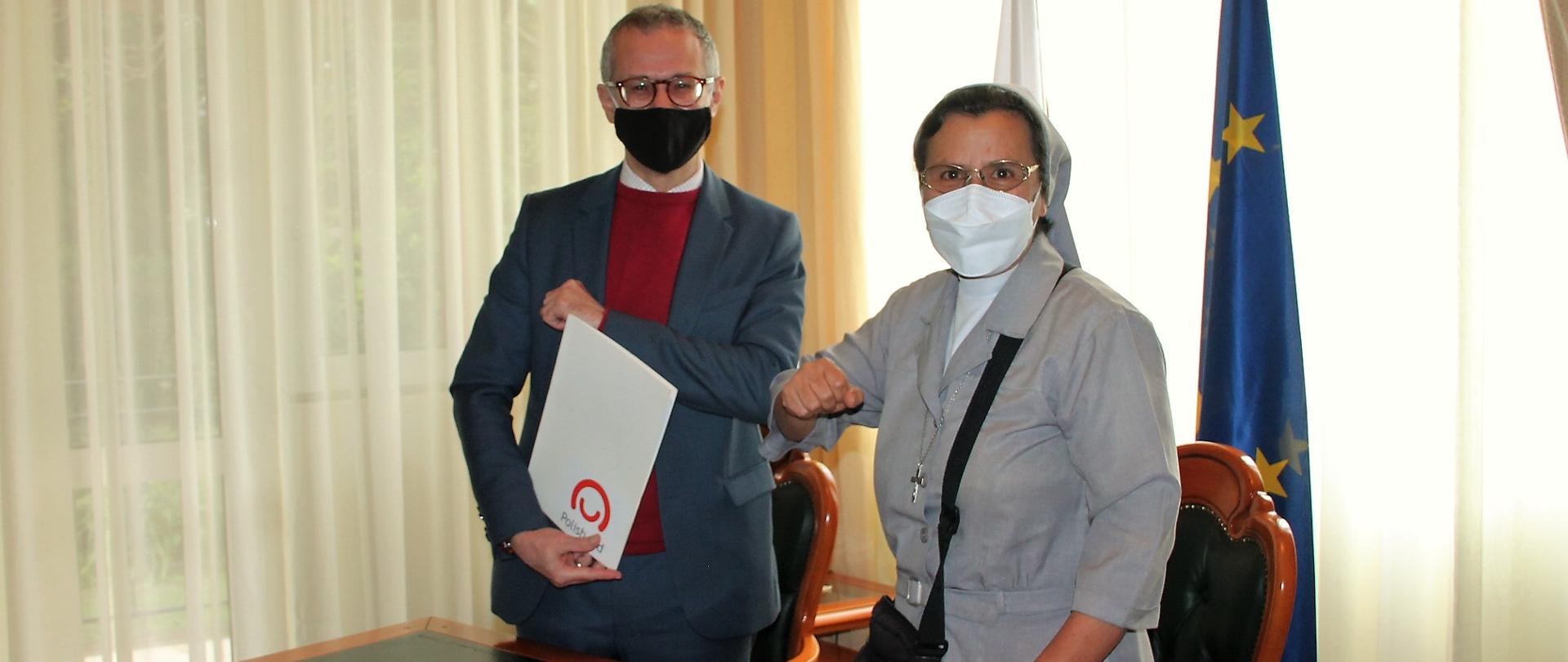 Amb. P. Bobak i s. Ruth del Pilar Mora - podpisanie umowy o pomocy