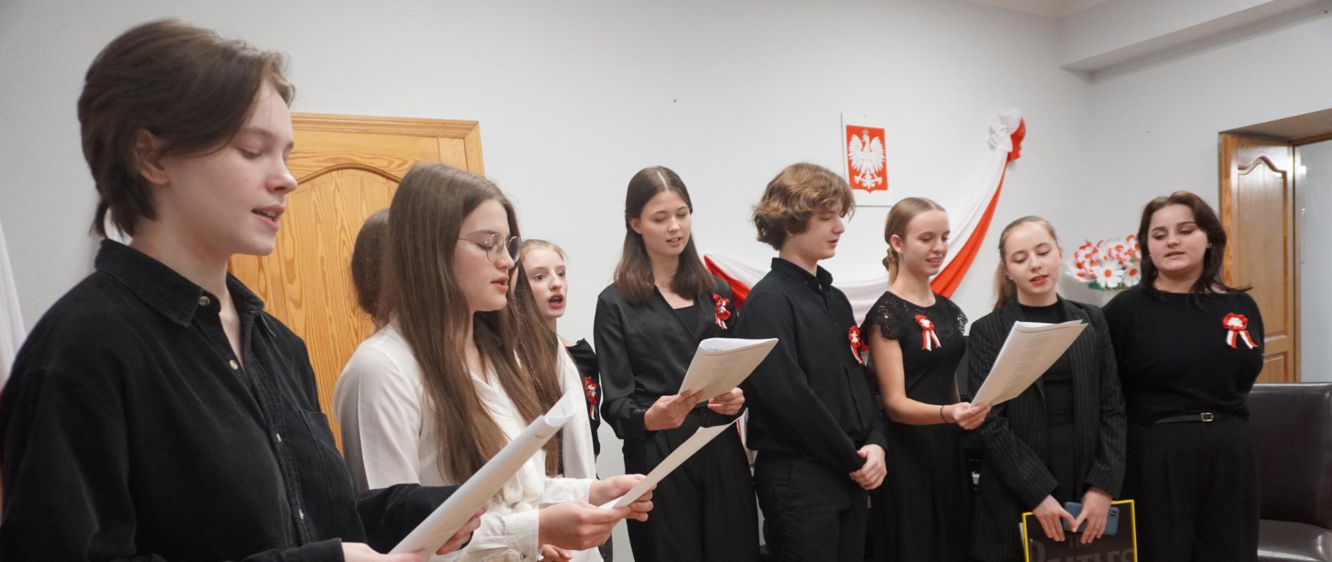 Artyści wspólnie z publicznością wykonują pieśń Rota.