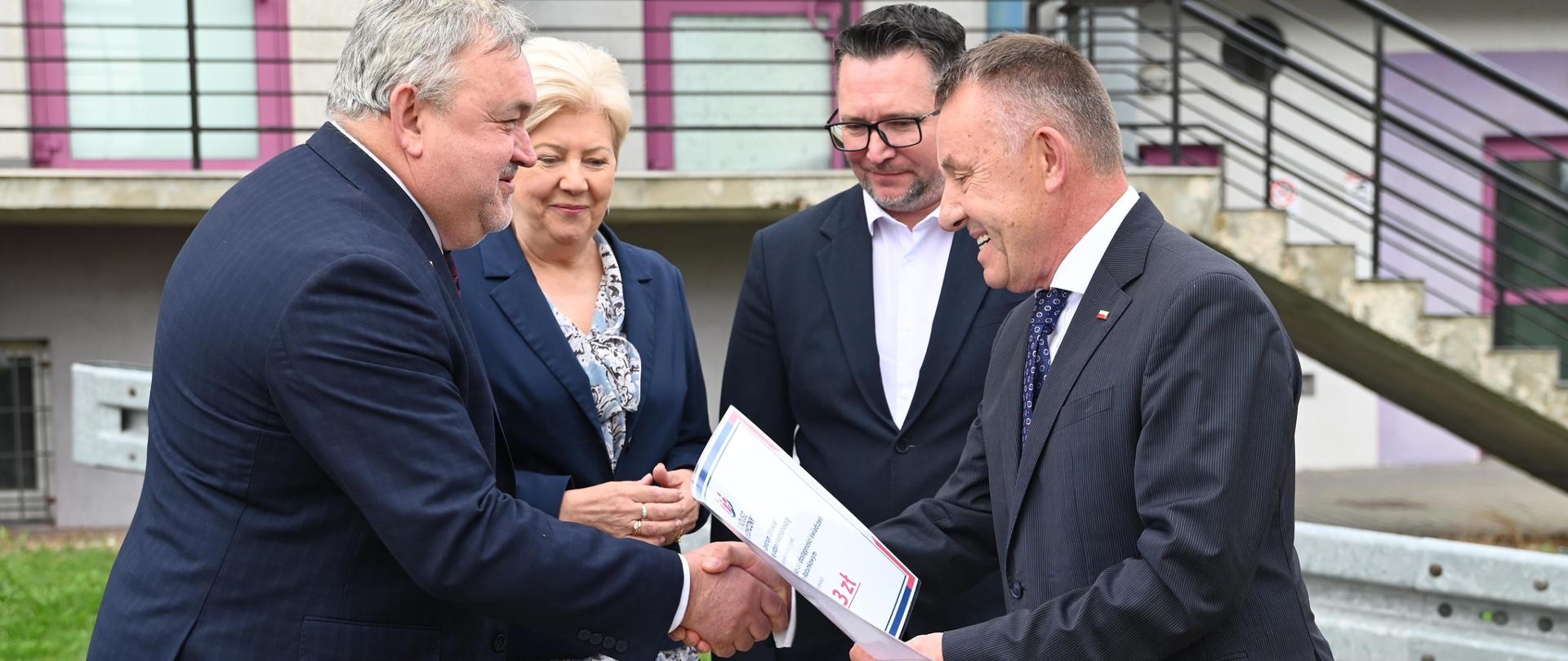 Wojewoda Łódzki Karol Młynarczyk gratuluje otrzymania wsparcia 