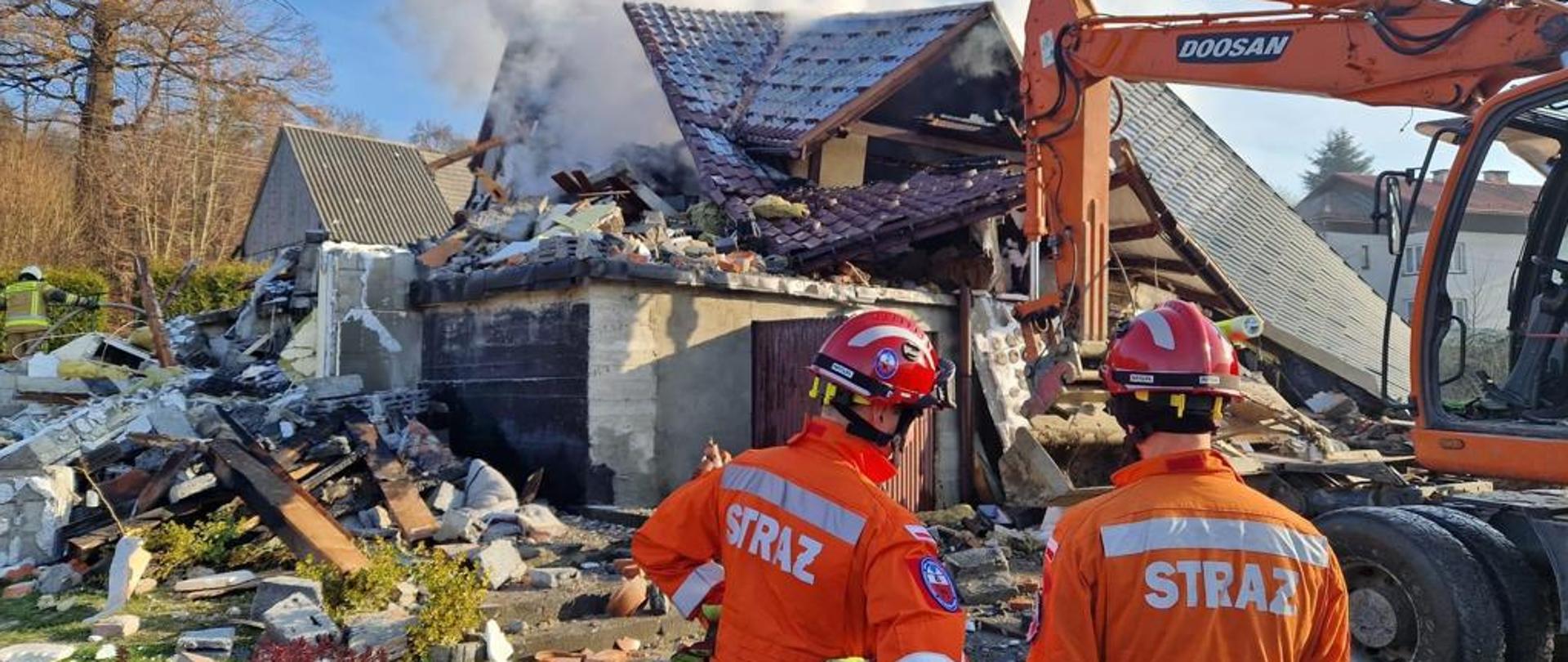 Strażacy z SGPR obserwują pracę psów ratowniczych