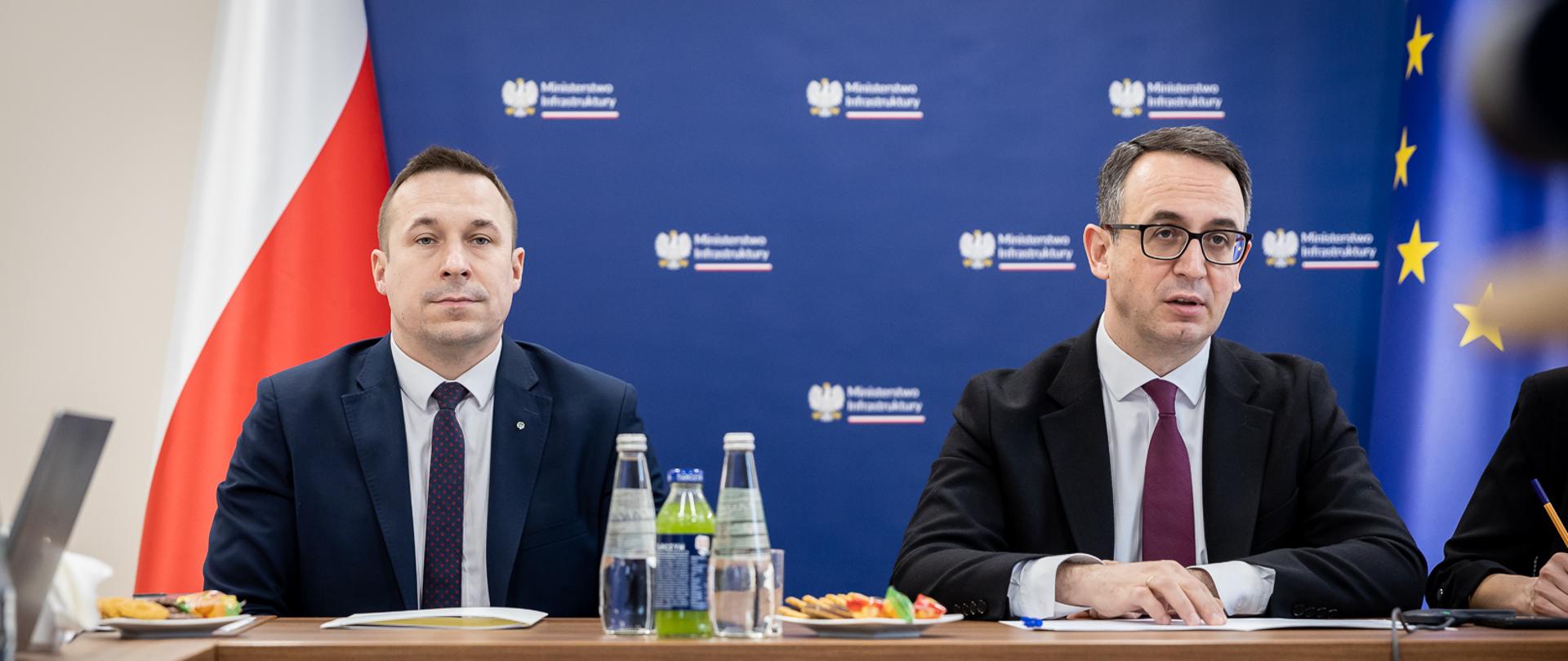 Minister infrastruktury Dariusz Klimczak oraz wiceminister Paweł Gancarz w trakcie wideokonferencji z wicepremierem Ukrainy Oleksandrem Kubrakovem