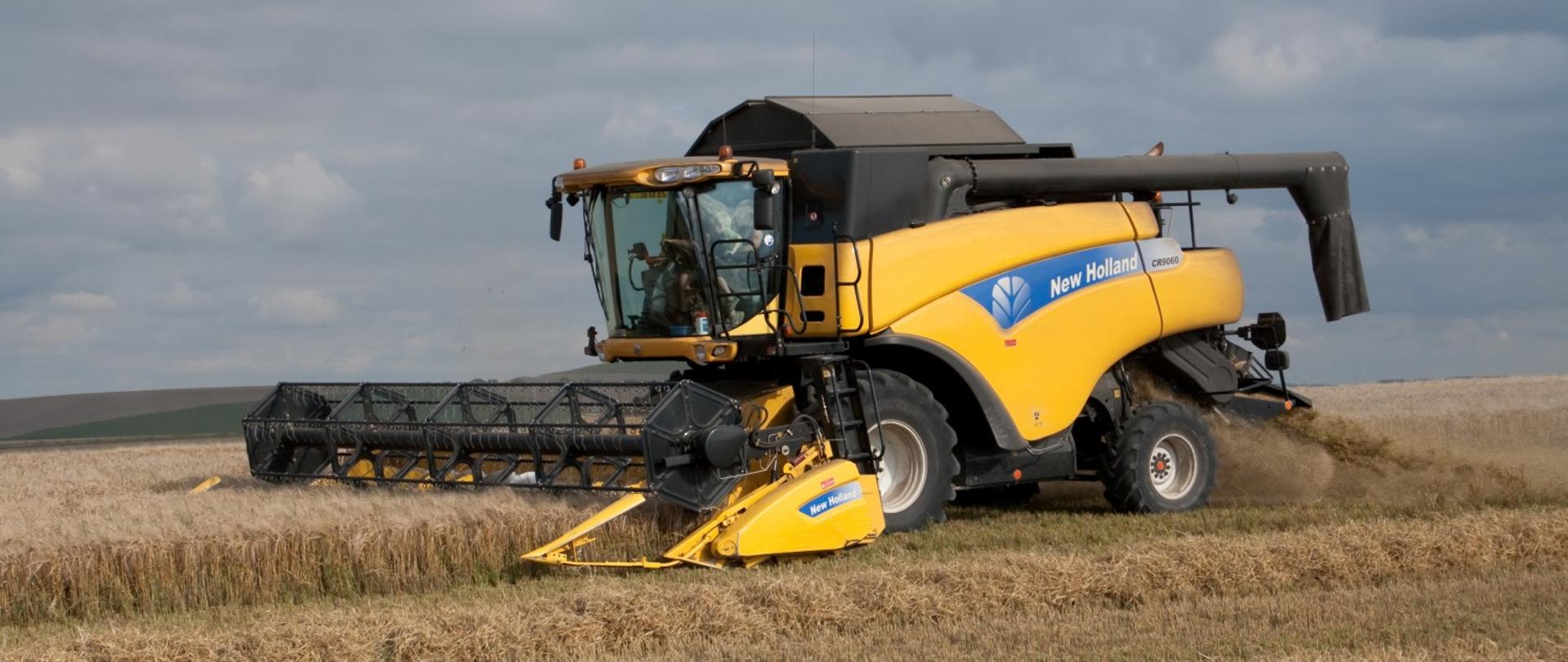 Kombajn koszący zborze na polu.