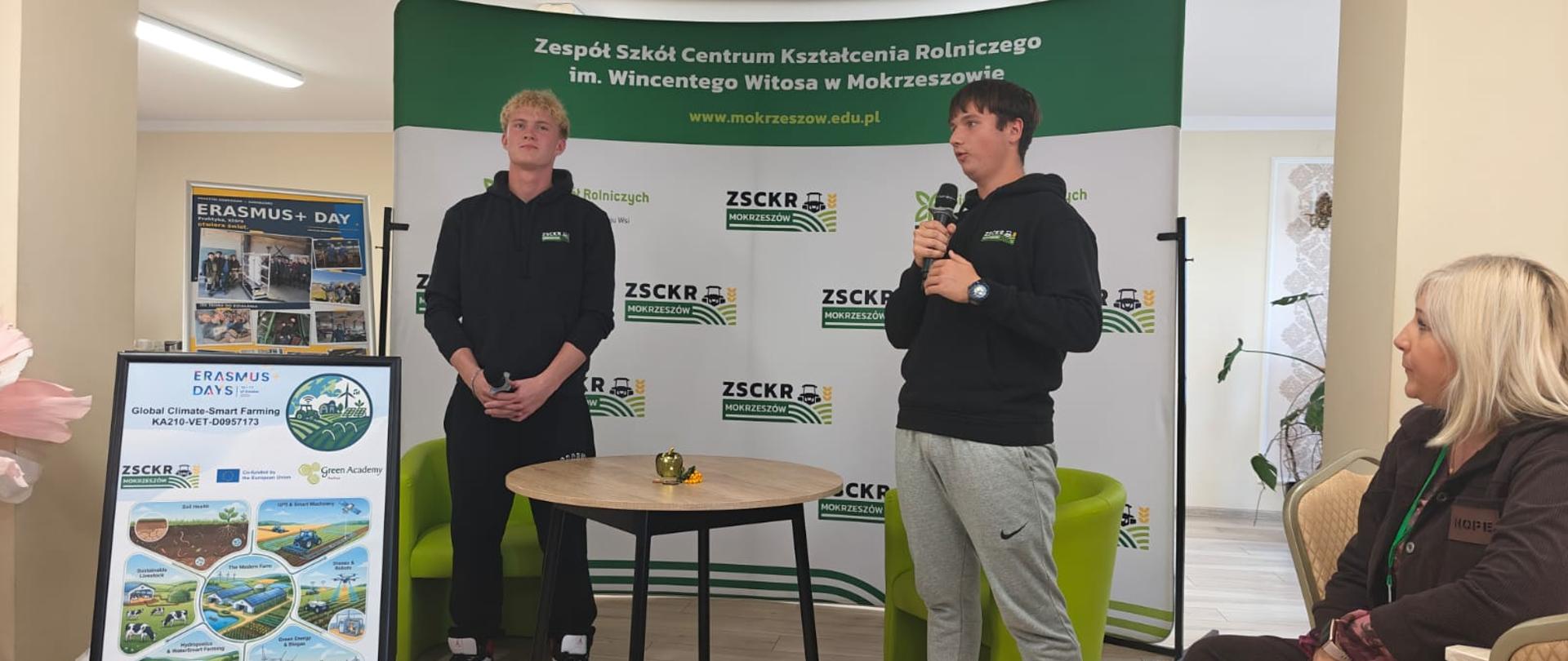 Zdjęcie przedstawia uczestników debaty na temat kariery i wyboru zawodu