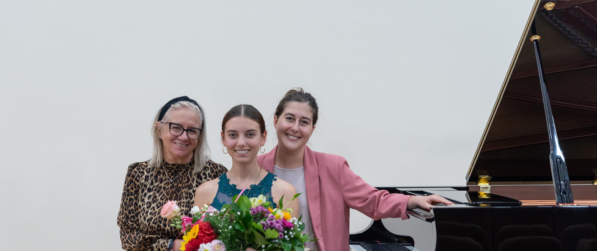 Do zdjęcia przy fortepianie pozują uśmiechnięte: Samira Gołąbek, Beata Felczykowska oraz Katarzyna Dzierzgowska