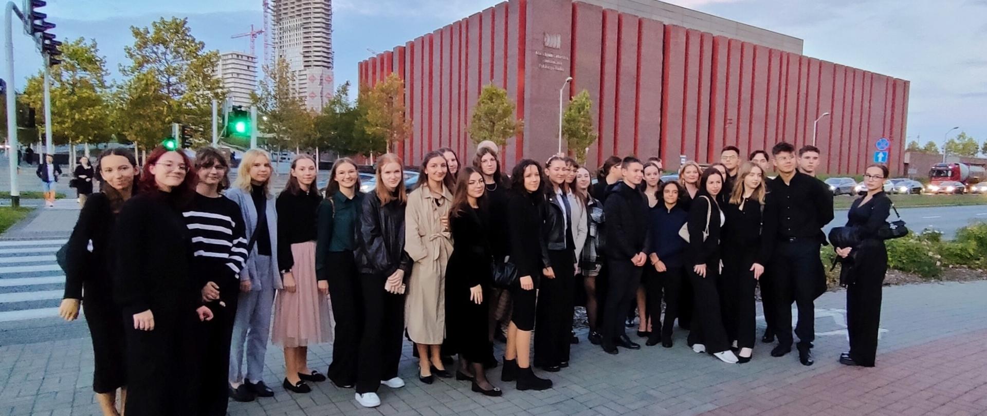 Uczniowie szkoły, na wycieczce do NOSPR w Katowicach. W tle budynek NOSPR.