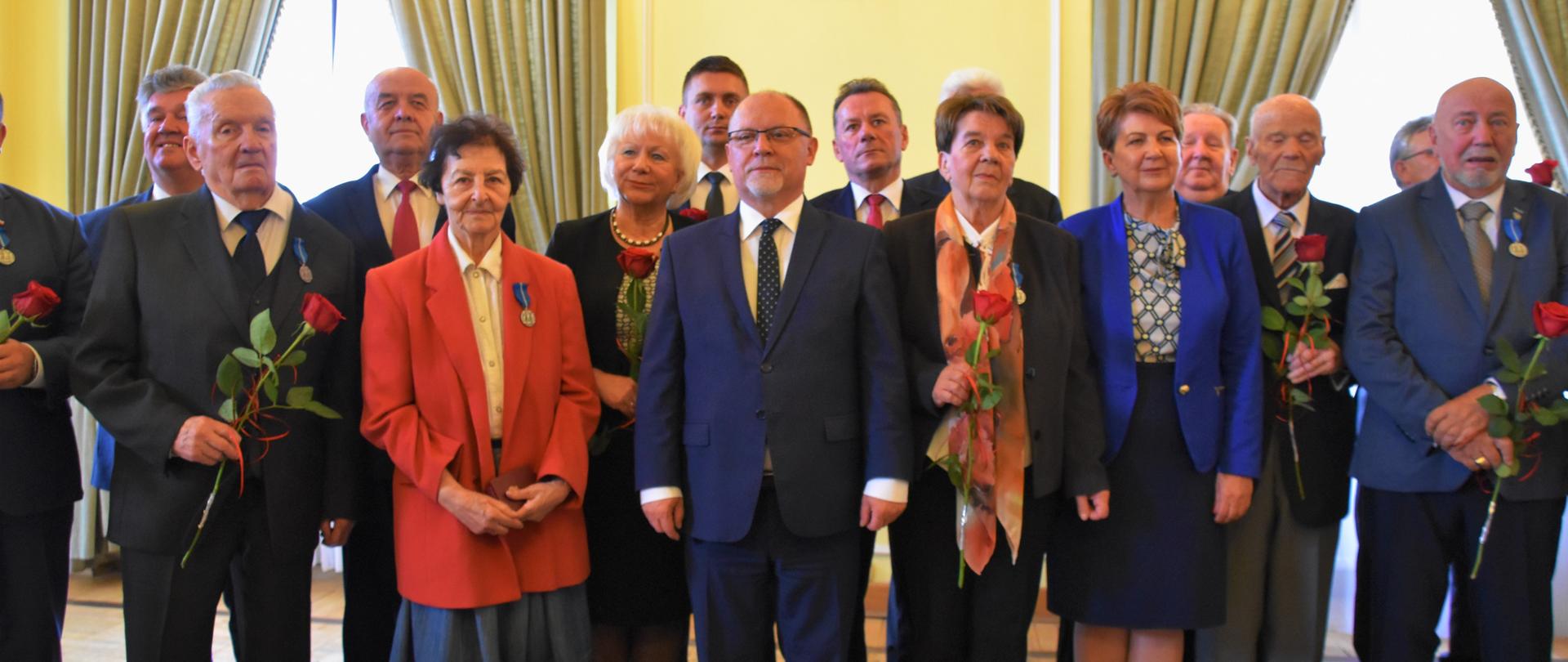 Wspólne zdjęcie Wojewody Mazowieckiego Zdzisława Sipiery i Poseł na Sejm RP Teresy Wargockiej z odznaczonymi Medalami Stulecia Odzyskanej Niepodległości