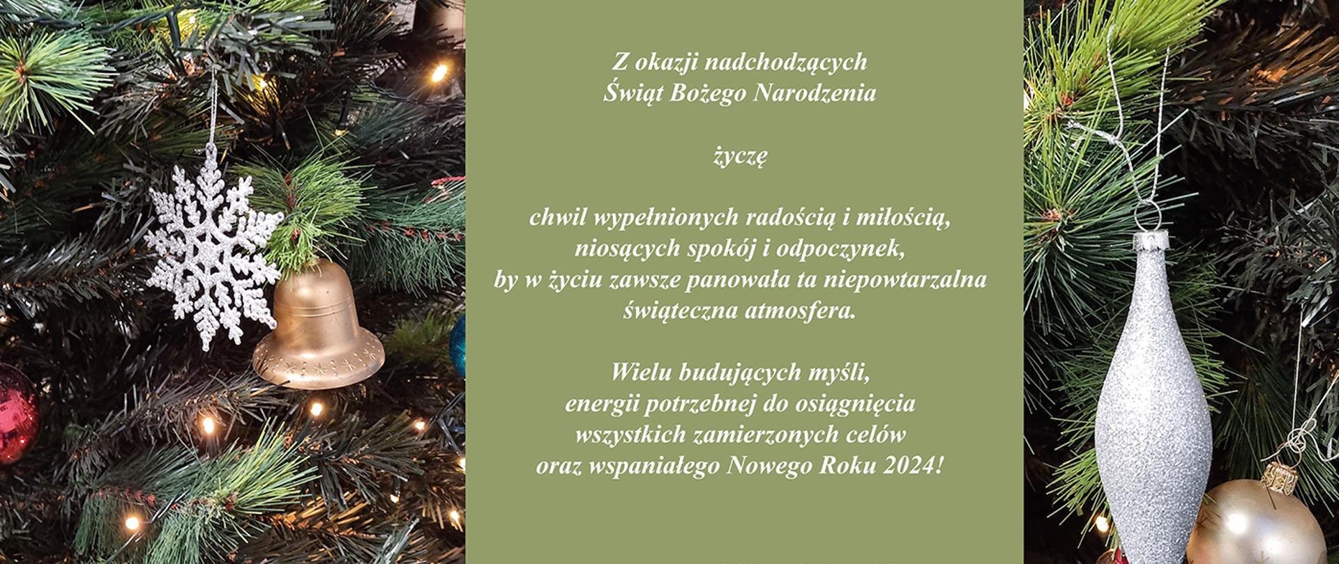 Na tle choinki życzenia świąteczne