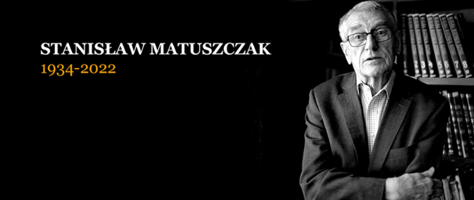 Stanisław Matuszczak na tle książek