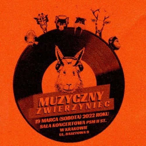 Na pomarańczowym tle po środku królik wewnątrz płyty winylowej, nad nią zwierzęta ze słuchawkami na głowach.
Na dole napis: Muzyczny zwierzyniec, 19 Marca (Sobota) 2022 roku Sala koncertowa PSM II st. w Krakowie ul. Basztowa 9