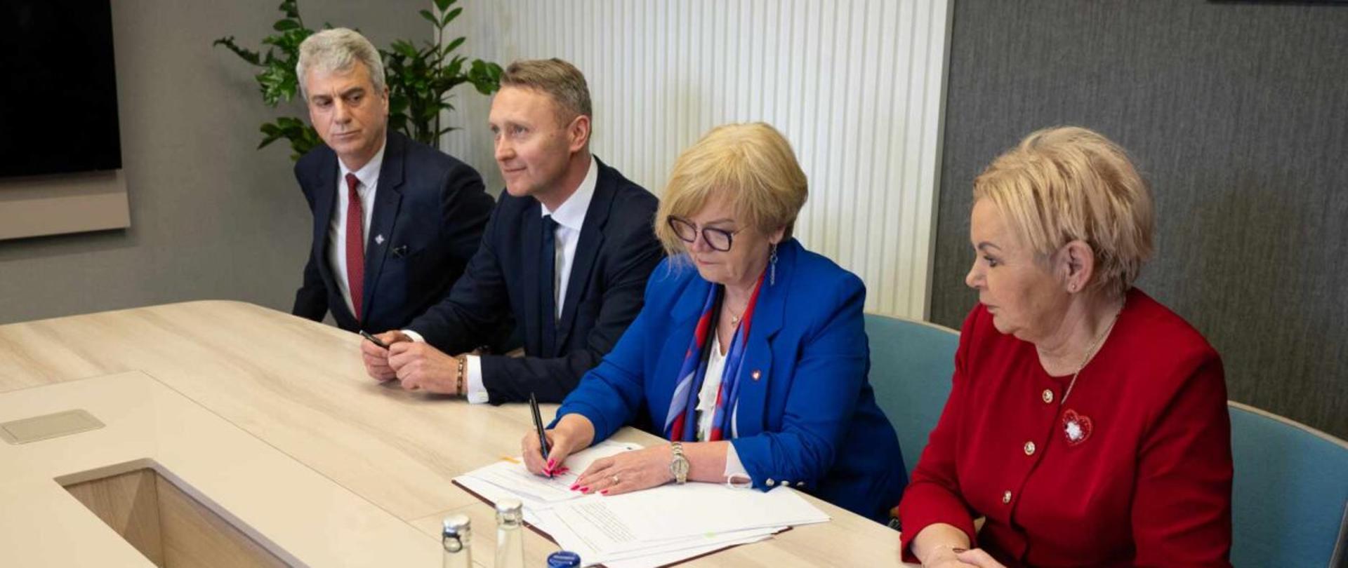 Wojewoda podkarpacki Teresa Kubas-Hul podpisuje umowę na dotacje żłobkowe w ramach programu Maluch+