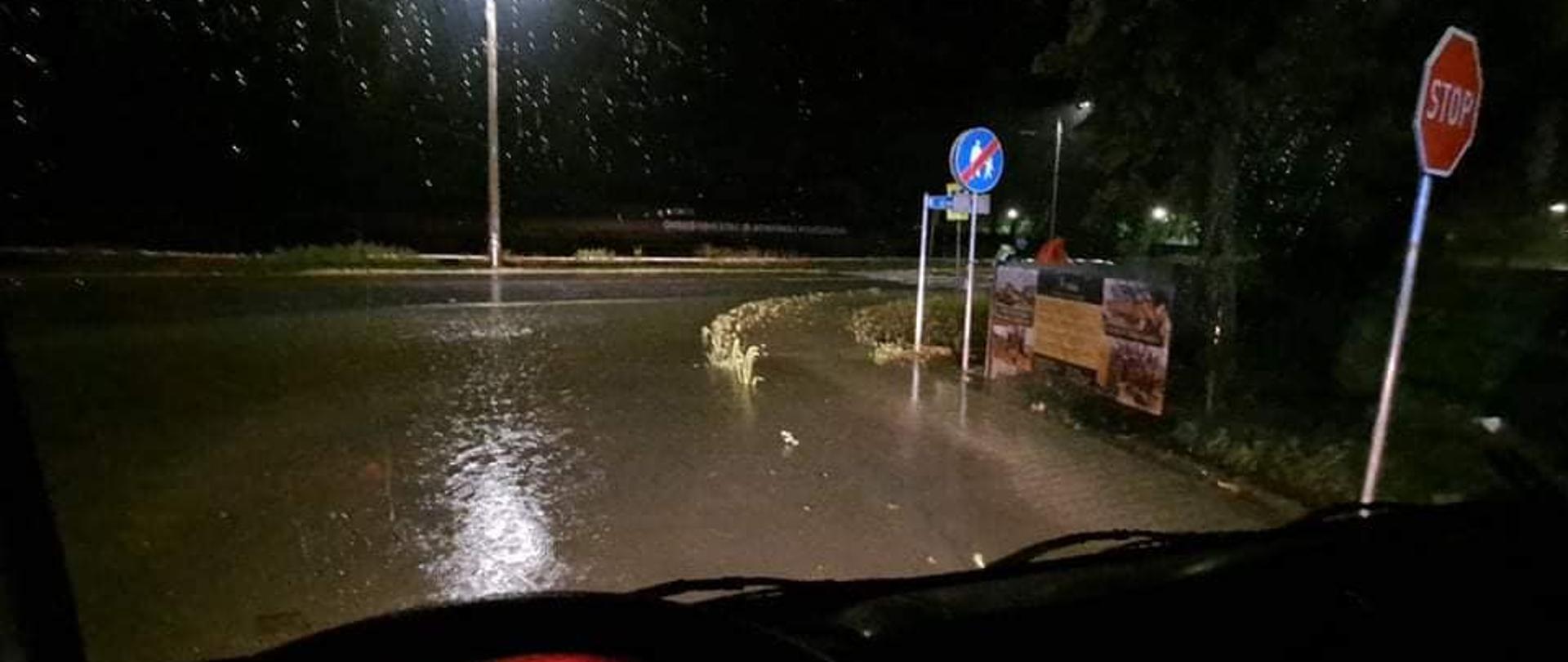 Zalane przez wodę skrzyżowanie - widok z kabiny wozu strażackiego