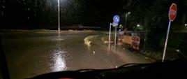 Zalane przez wodę skrzyżowanie - widok z kabiny wozu strażackiego