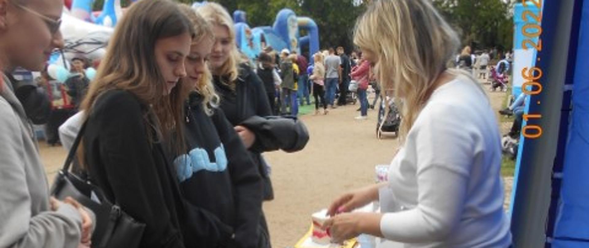 Stoisko profilaktyczno-edukacyjne „Bezpieczne i zdrowe dziecko” z okazji obchodów Dnia Dziecka „Brzdąc”.