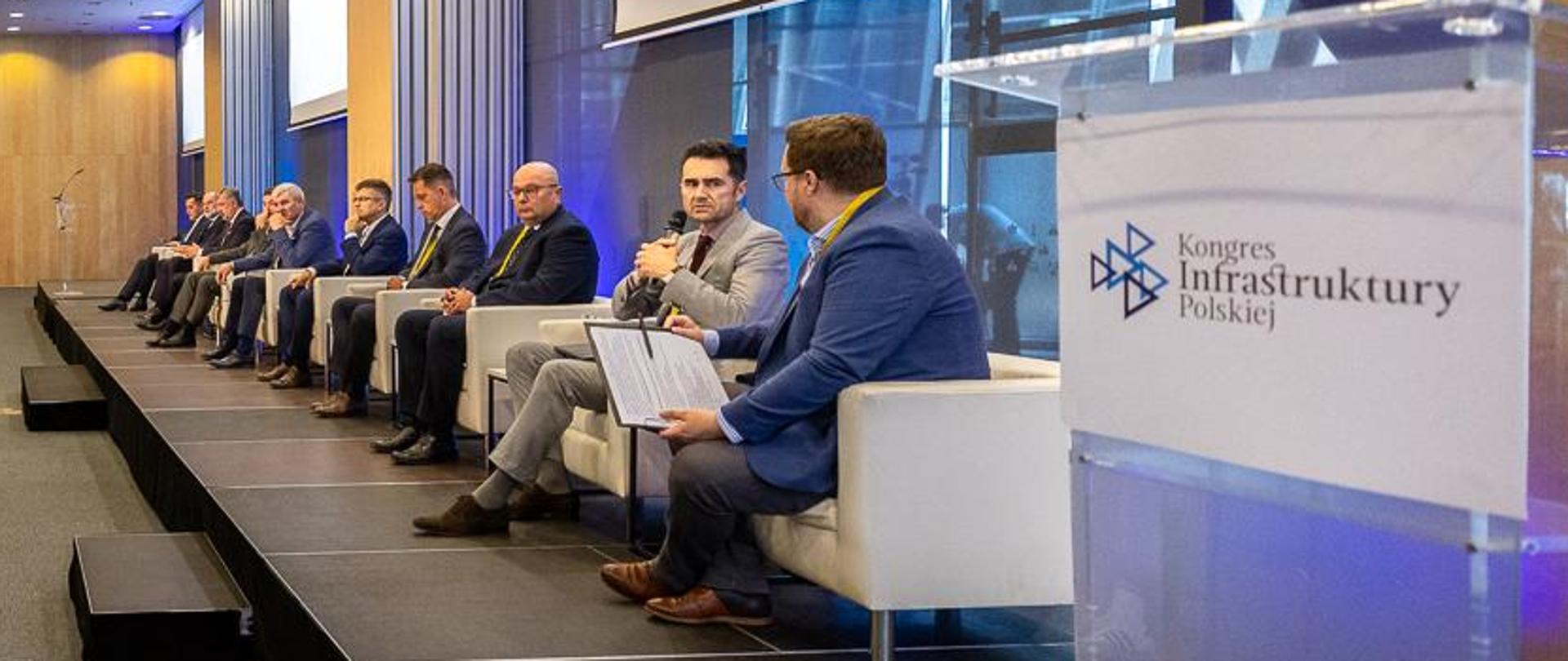 Wiceminister infrastruktury Piotr Malepszak w trakcie debaty