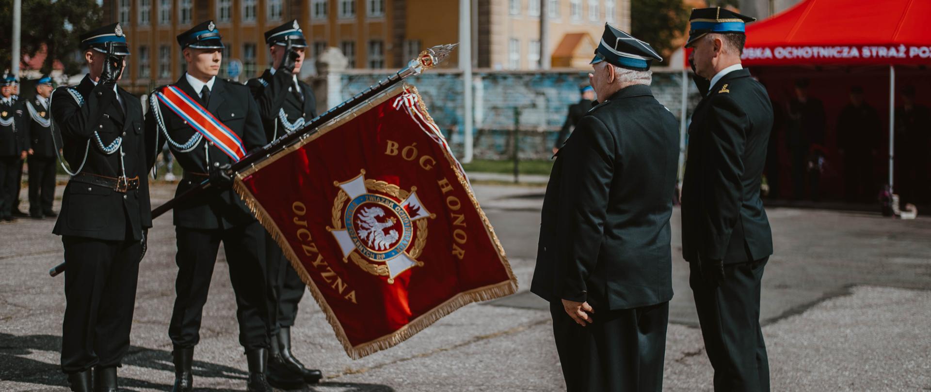 Otwarcie remizy i nadanie sztandaru dla MOSP Prabuty - odznaczenie sztandaru