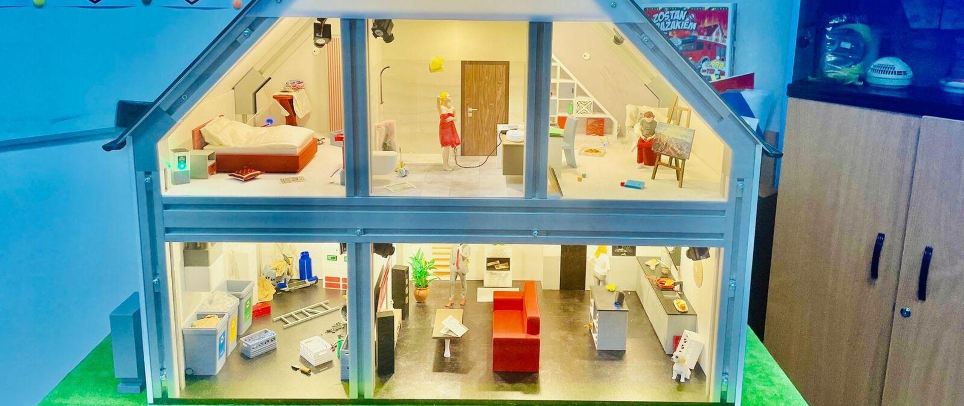 Na zdjęciu makieta domu piętrowego wraz z wyposażeniem