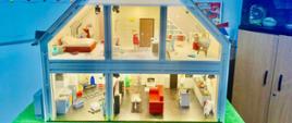 na zdjęciu makieta domu piętrowego z wyposażeniem
