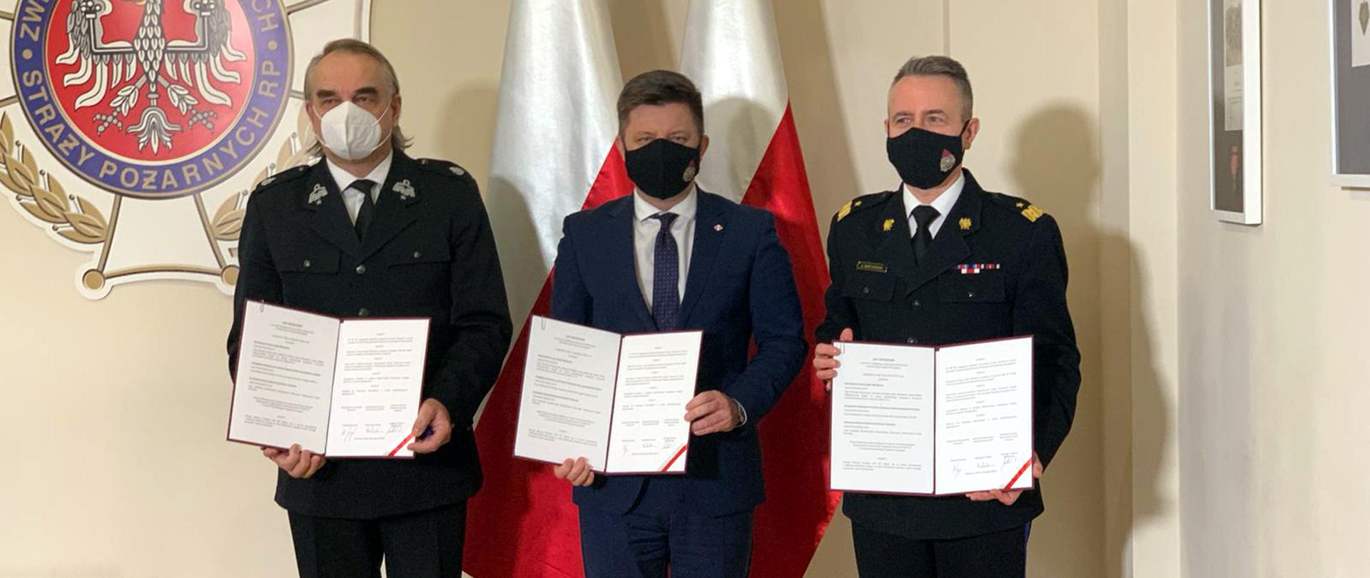 Michał Dworczyk, szef Kancelarii Prezesa Rady Ministrów, nadbryg. Andrzej Bartkowiak, komendant główny PSP i dh. Waldemar Pawlak prezes ZG ZOSP RP.