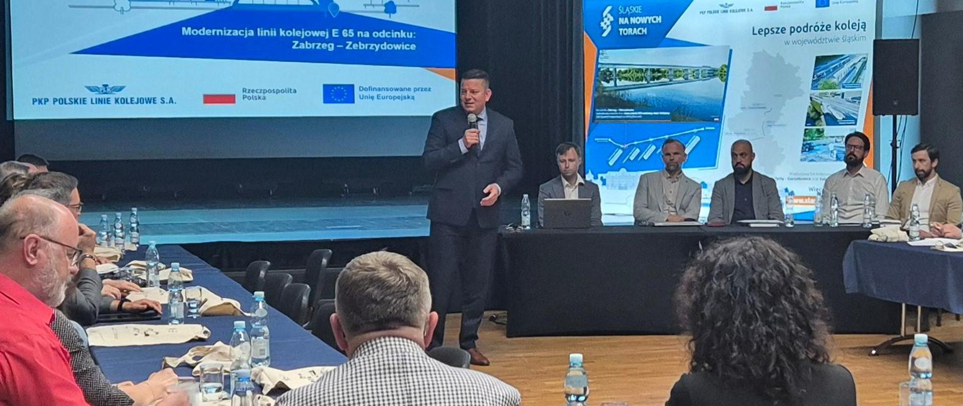 Spotkanie w Strumieniu (woj. śląskie) z przedstawicielami lokalnych samorządów w którym wziął udział wiceminister infrastruktury Przemysław Koperski