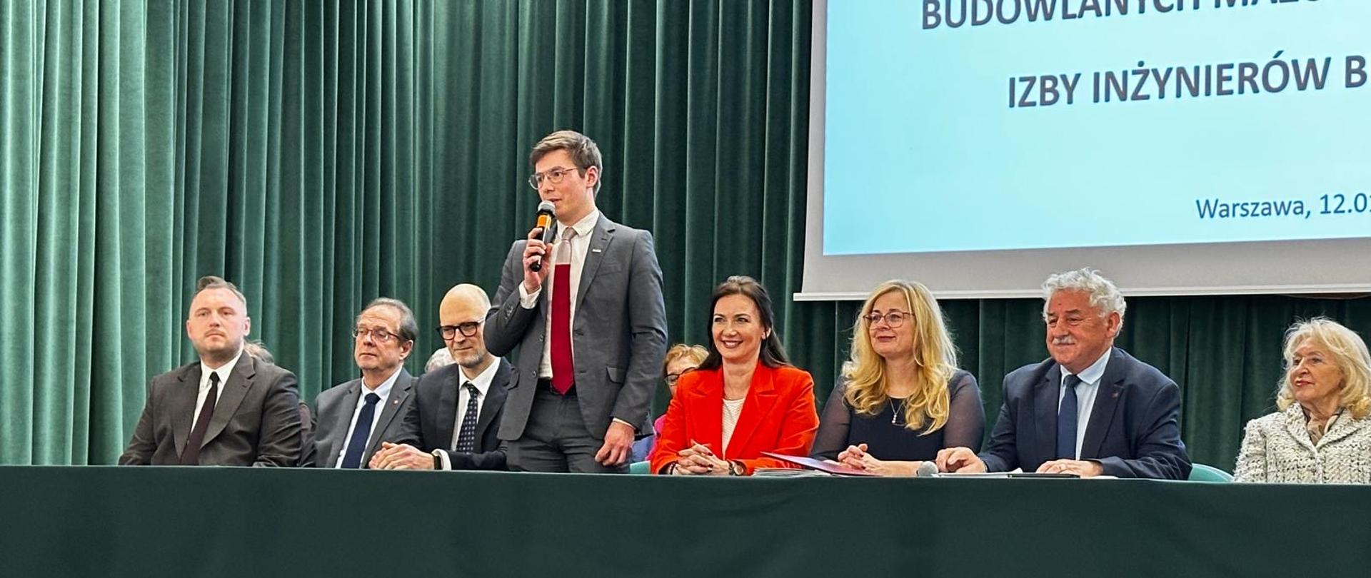 Wręczenie decyzji o nadaniu uprawnień budowlanych inżynierom z Mazowsza