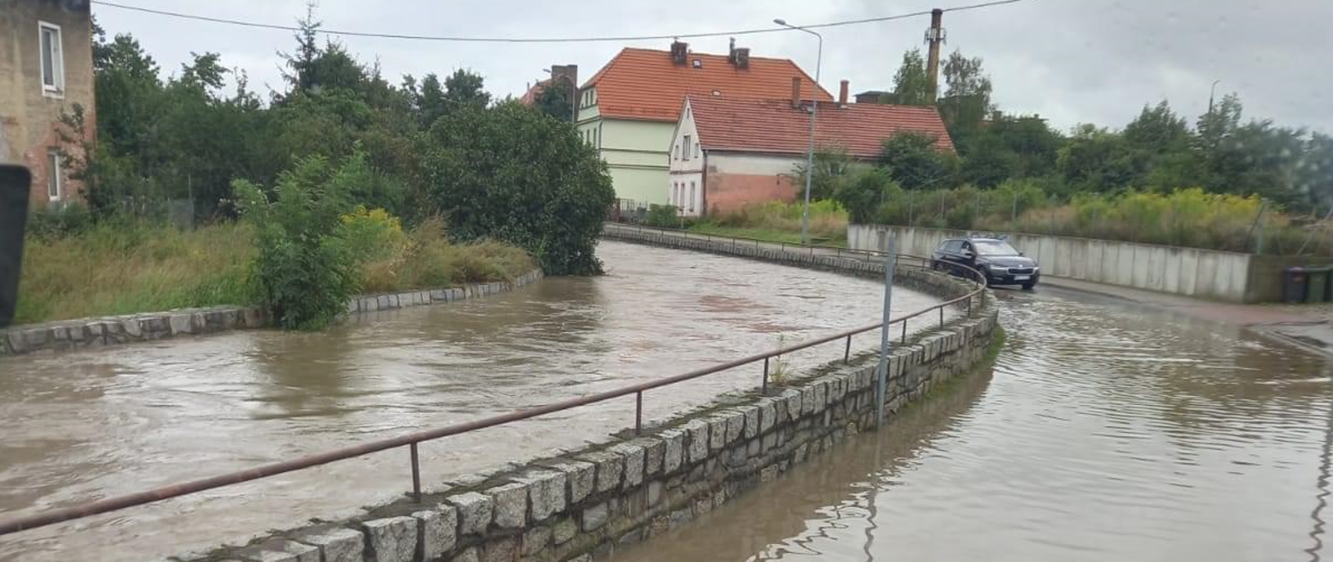 Gwałtowne opady deszczu - liczne podtopienia w powiecie dzierżoniowskim