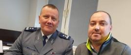 Asp.szt. Rafał Dzwonnik z kolegą w pracy