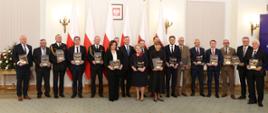 Wspólne zdjęcie z Prezydentem RP i przewodniczącym NSZZ Solidarność wszystkich laureatów 
