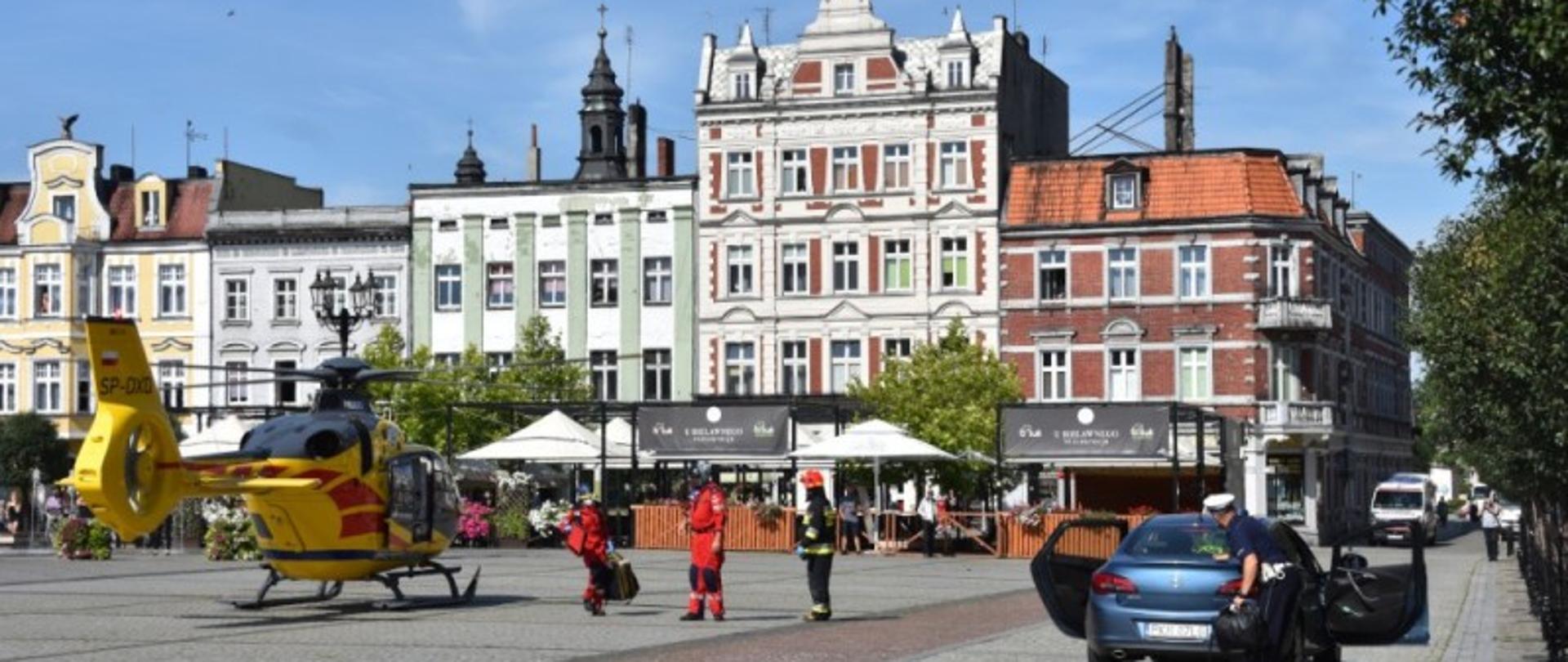 Rynek miejski w Krotoszynie. Na palcu przed ratuszem wylądował śmigłowiec lotniczego pogotowia ratunkowego. Policja oraz straż pożarna zabezpieczała moment lądowania helikoptera. Obsada hems ostrów wielkopolski opuściła śmigłowiec i ustala z dowódcą akcji dalsze czynności. 