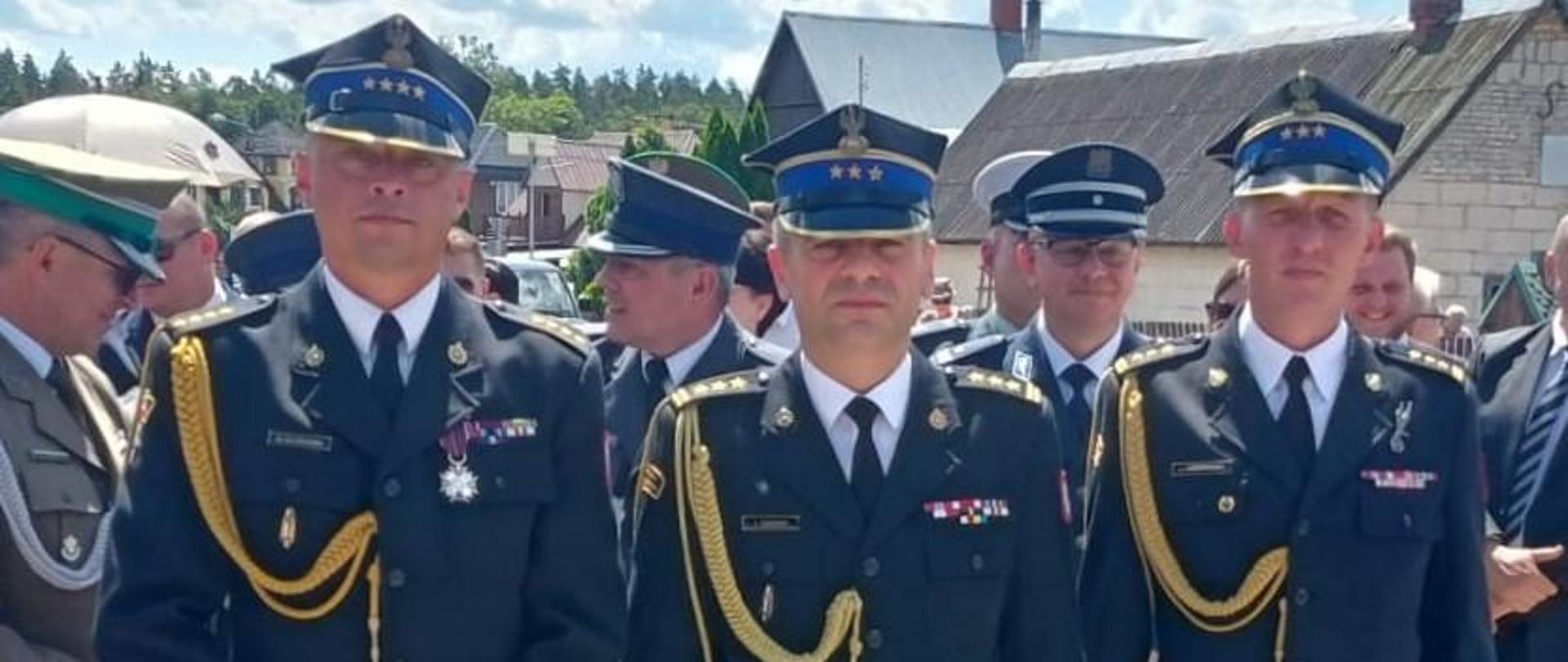 Obchody 79. rocznicy Obławy Augustowskiej
Kierownictwo KW PSP, KP PSP w Sejnach i KP PSP w Augustowie na placu w Gibach w trakcie uroczystości.