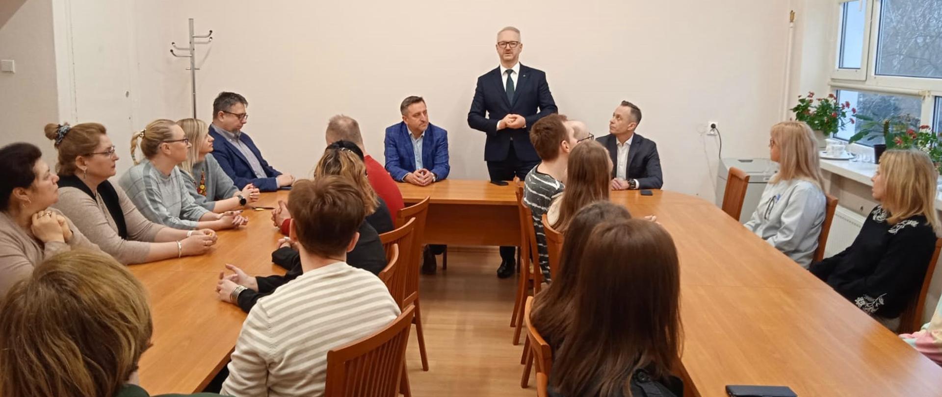 Wojewoda Radosław Król wziął udział w spotkaniu z pracownikami Okręgowej Stacji Chemiczno-Rolniczej w Olsztynie. 