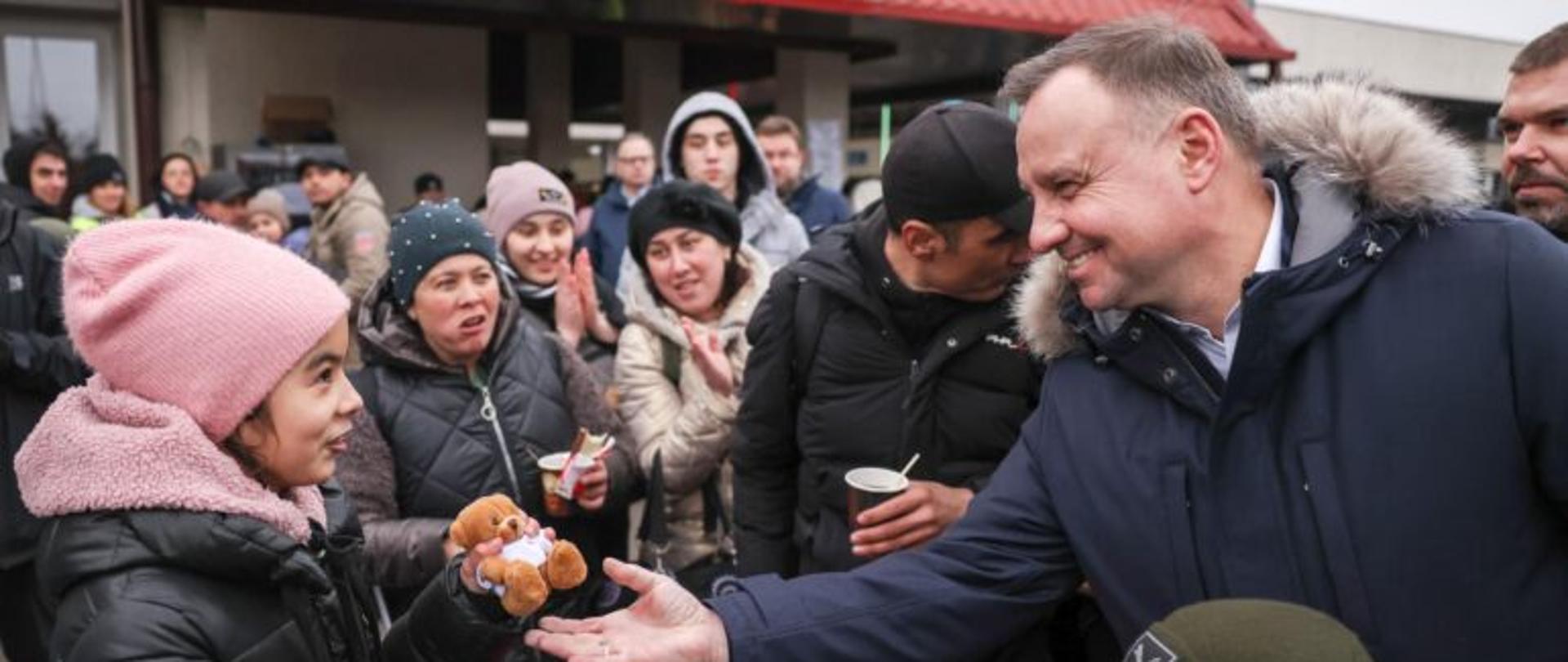 Prezydent RP Andrzej Dyda na przejściu granicznym Korczowa-Krakowiec rozmawia z uchodźcami z Ukrainy