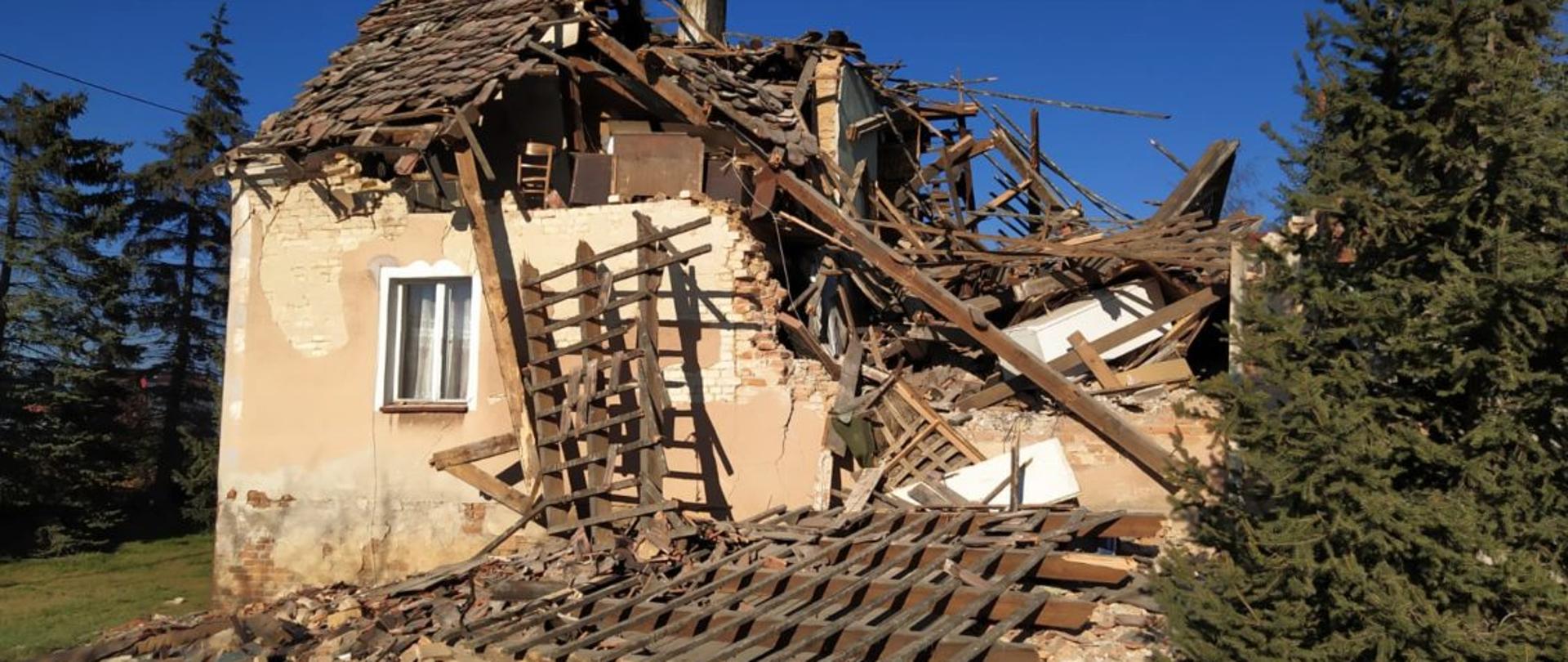 Zdjęcie przedstawia zniszczony budynek mieszkalny w Łukowicach Brzeskich w którym doszło do wybuchu gazu.