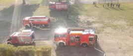 Zdjęcie przedstawia samochody pożarnicze na terenie szkoły.