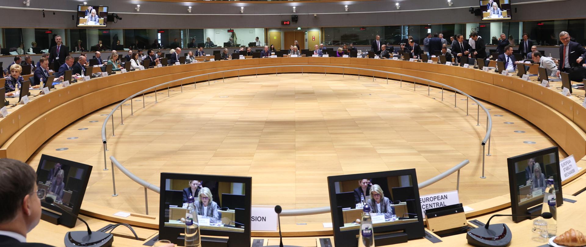 Uczestnicy posiedzenia Rady ECOFIN w dniu 16 maja 2023 r. przy okrągłym stole
