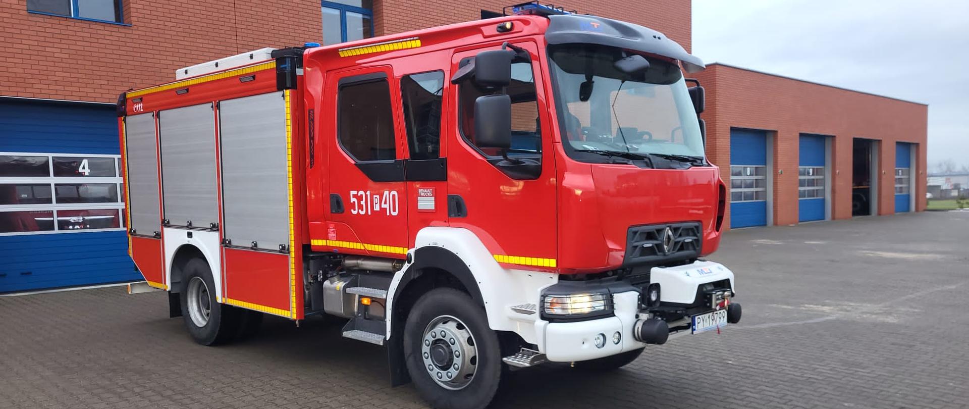 samochód strażacki, w tle strażnica