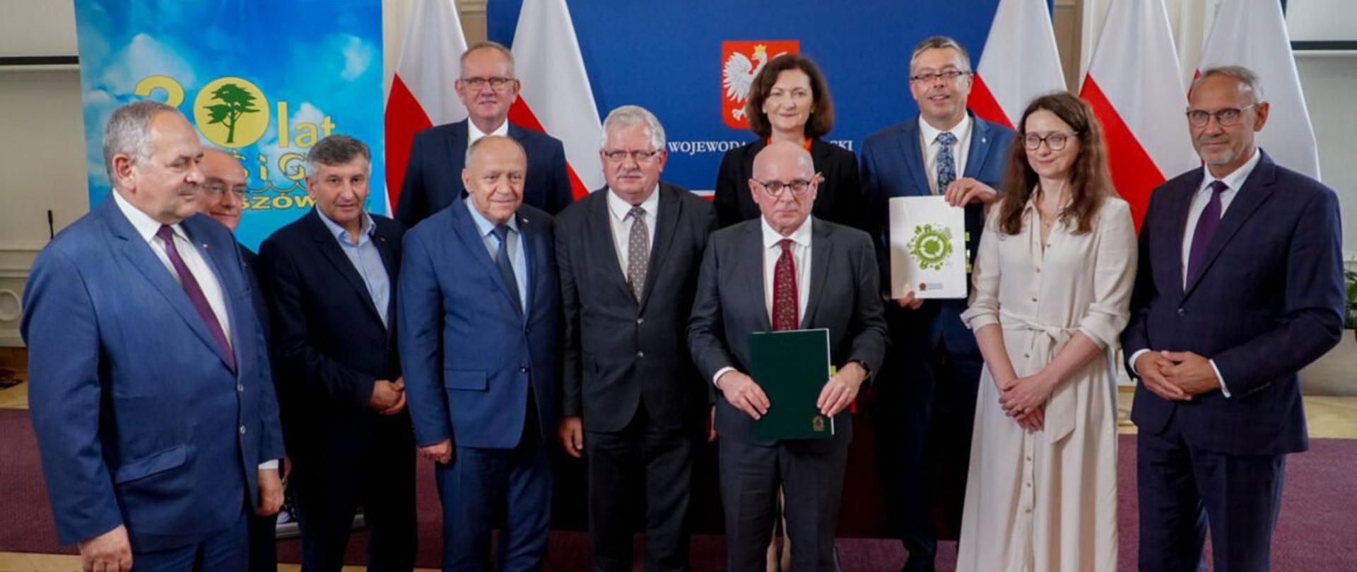 Grupa osób w sali kolumnowej Podkarpackiego Urzędu Wojewódzkiego w Rzeszowie