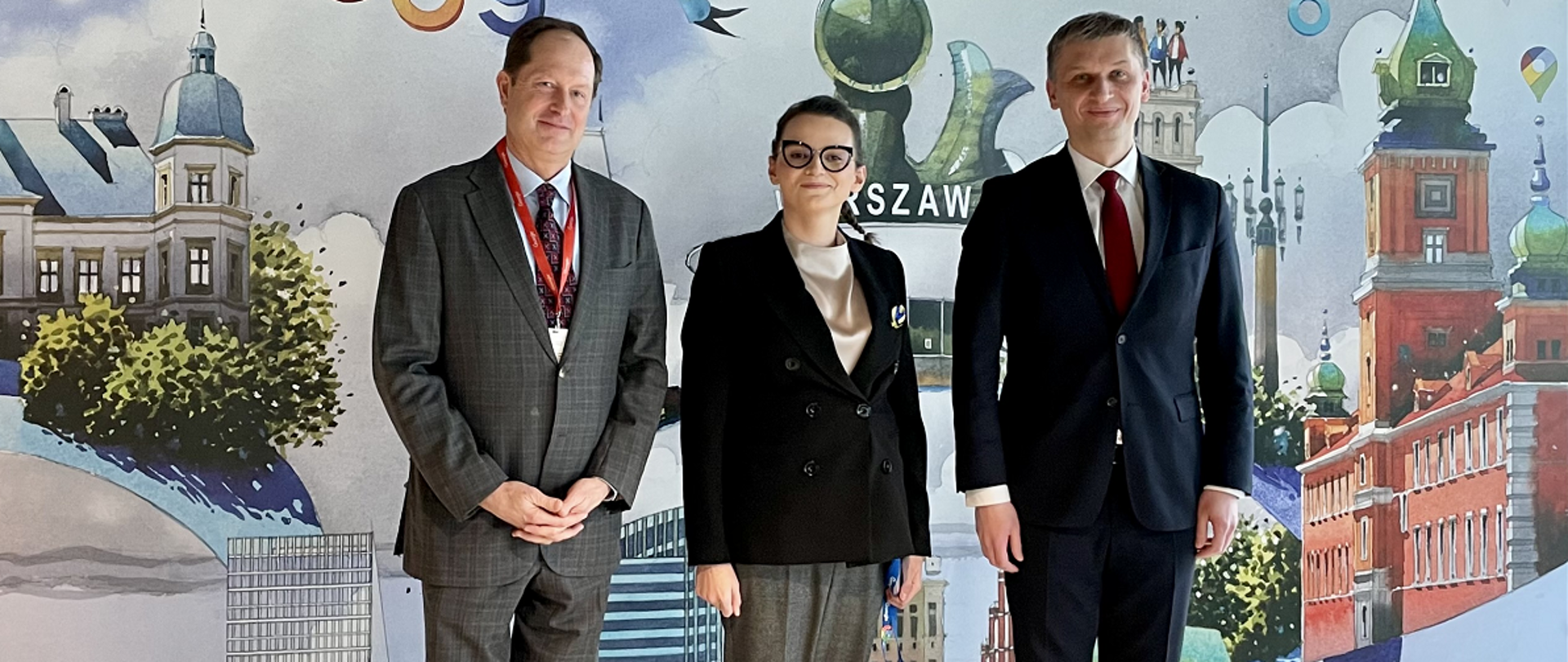 Minister rozwoju i technologii Piotr Nowak podczas spotkania z ambasadorem USA w Polsce Markiem Brzezinskim, po lewej stronie od ministra Piotra Nowaka stoi dyrektor Google Polska Magdalena Kotlarczyk, następnie ambasador Polski w USA Marki Brzezinski