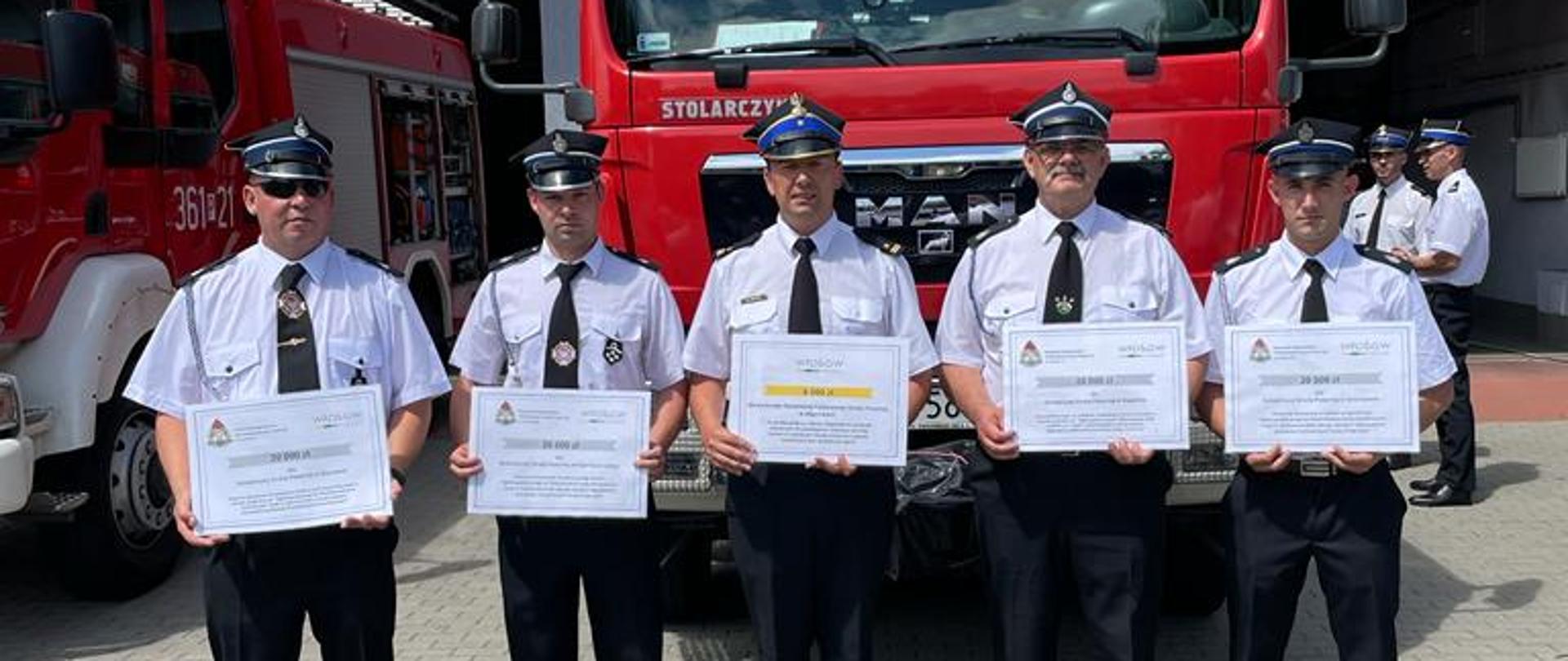 W dniu 13 lipca 2022 r. na placu przed Komendą Miejską Państwowej Straży Pożarnej w Koninie miało miejsce uroczyste wręczenia promes z Wojewódzkiego Funduszu Ochrony Środowiska i Gospodarki Wodnej w Poznaniu dla jednostek Państwowej Straży Pożarnej i Ochotniczych Straży Pożarnych z terenu województwa wielkopolskiego na zakup sprzętu ratowniczo-gaśniczego. 