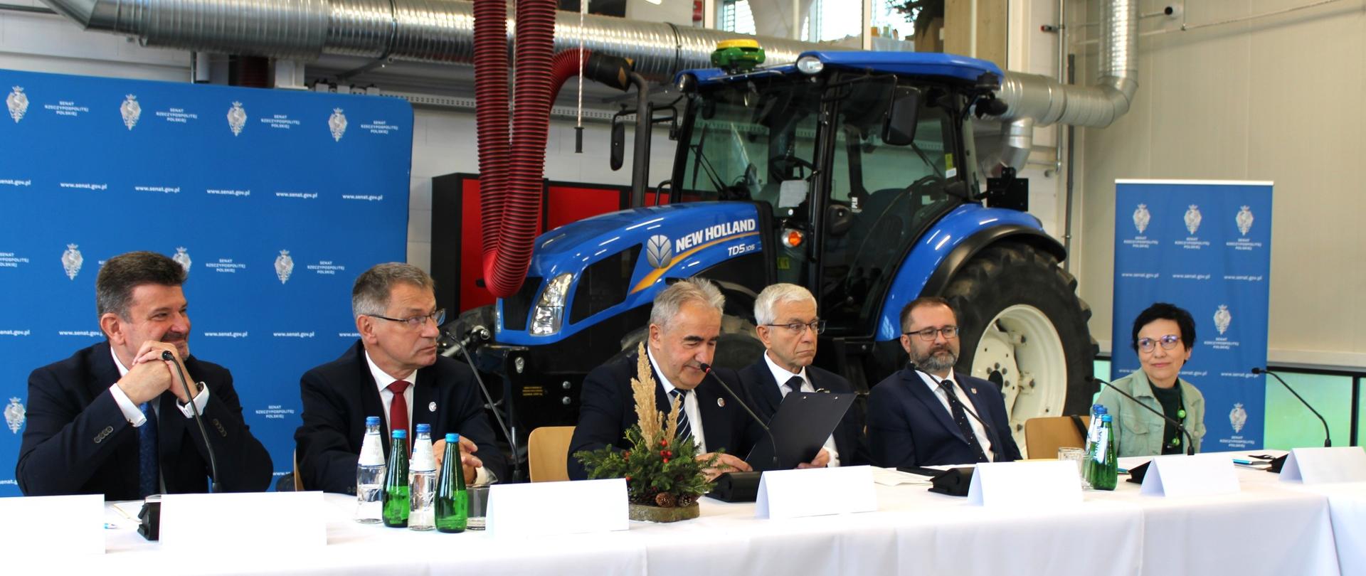 osoby siedzące przy głównym stole senatorowie, Pani z ministerstwa, wicewojewoda, starosta kluczborski