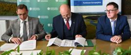 Na zdjęciu d lewej: Leszek Lupa – wiceprezes zarządu ZGK, Robert Gajda – zastępca prezesa zarządu NFOŚiGW, Piotr Brzuzek – prezes zarządu ZGK Siechnice Sp. z o.o