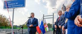 Wojewoda lubelski przemawia podczas uroczystości nadania nazwy nowo powstałej przeprawie nad Bystrzycą.