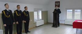 Zdjęcie przedstawia umundurowanych strażaków z KP PSP w Radziejowie w trakcie uroczystości wręczenia aktów nadania wyższych stopni służbowych.
