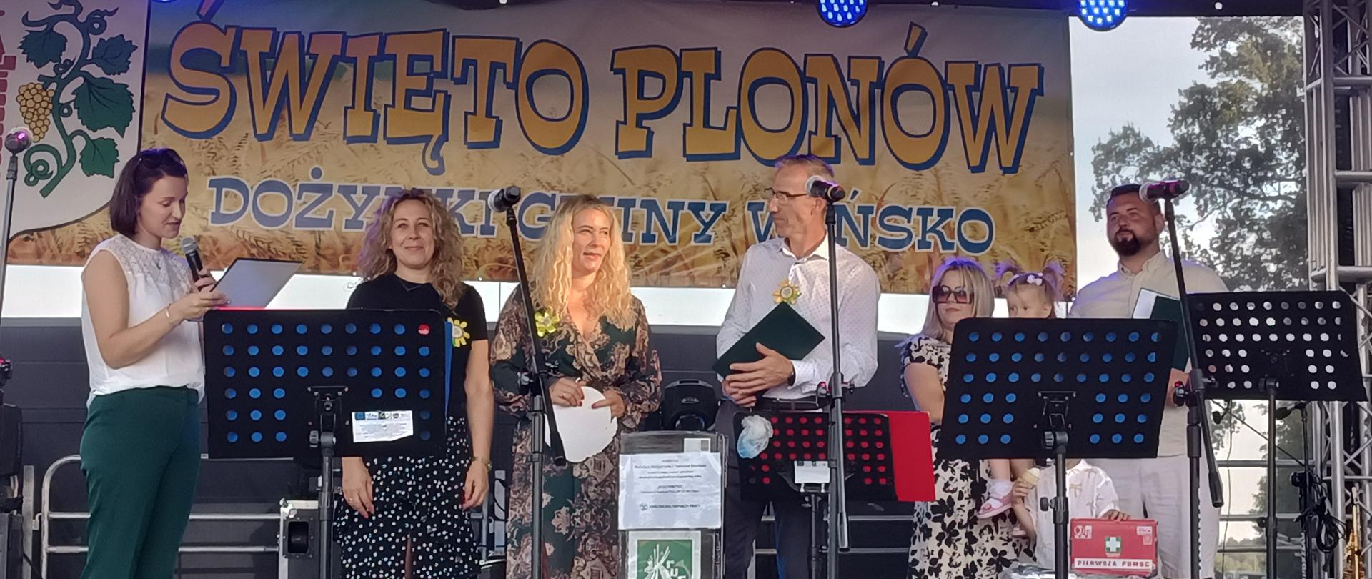 grupa osób na scenie