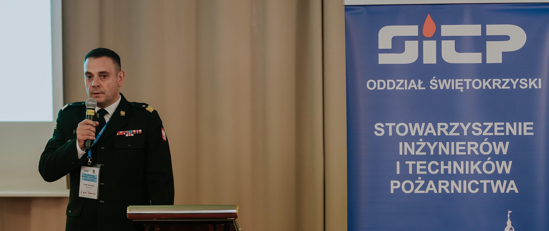 Przemawia ŚKW PSP nadbryg. Krzysztof Ciosek. Dokonuje otwarcia wydarzenia