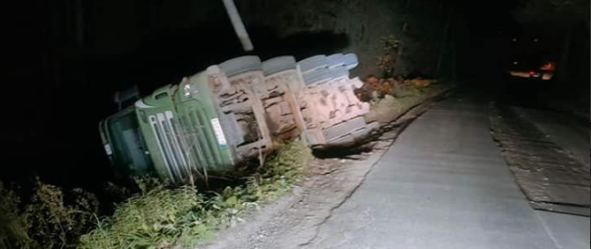 Ciężarówka na boku- Kościelisko "Salamandra"