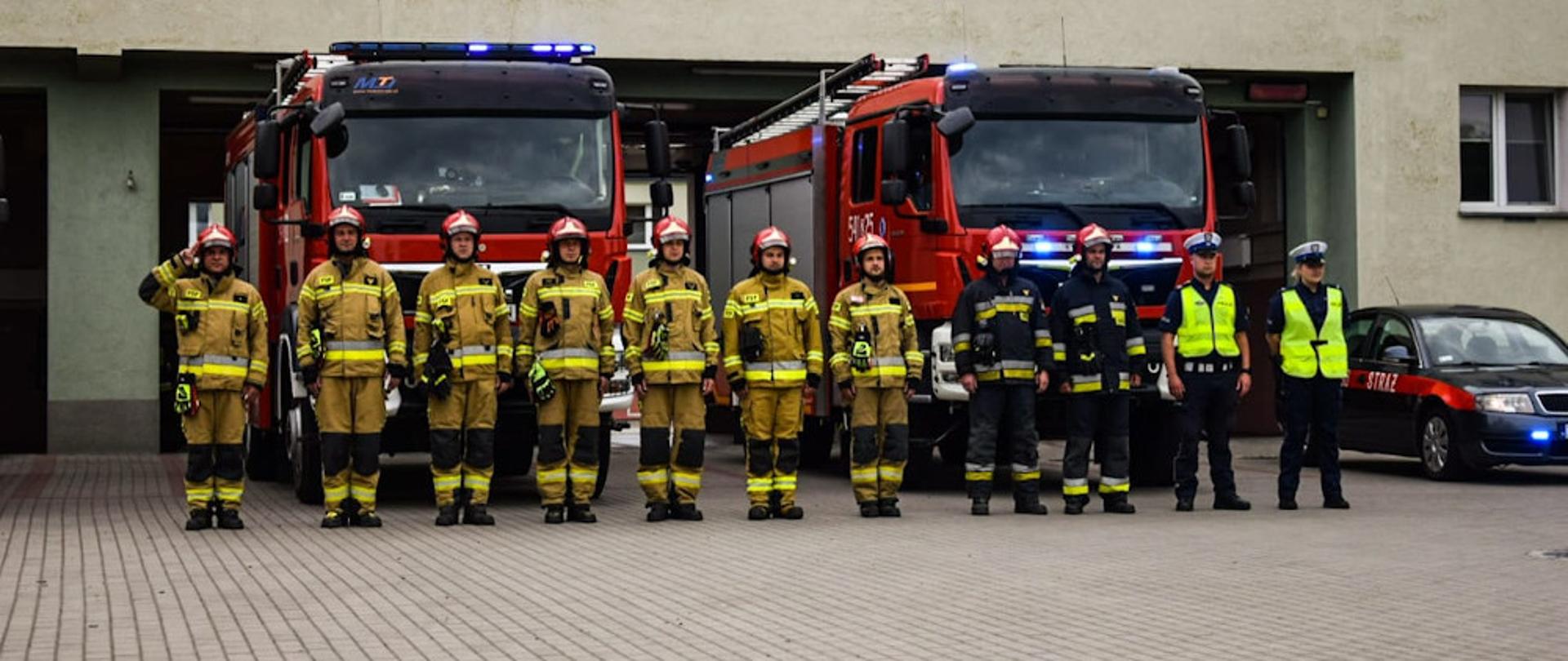 78. rocznica wybuchu Powstania Warszawskiego - strażacy ubrani w ubrania specjalne koloru piaskowego oraz policjanci ubrani w ubrania koloru granatowego i żółte kamizelki 
