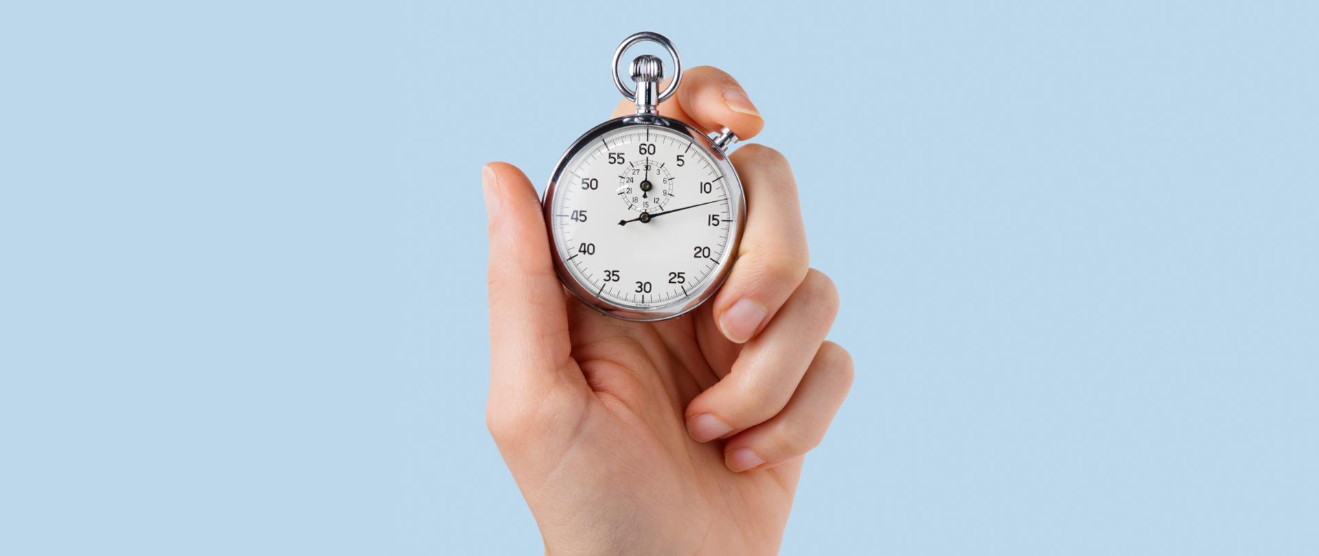 Stoper trzymany w dłoni, który symbolizuje upływ czasu