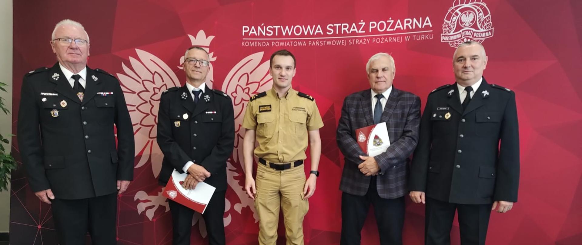 5 mężczyzn na czerwonym tle
